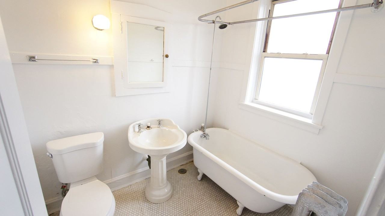 2418 Sawyer LLC - Photo 4 of 10