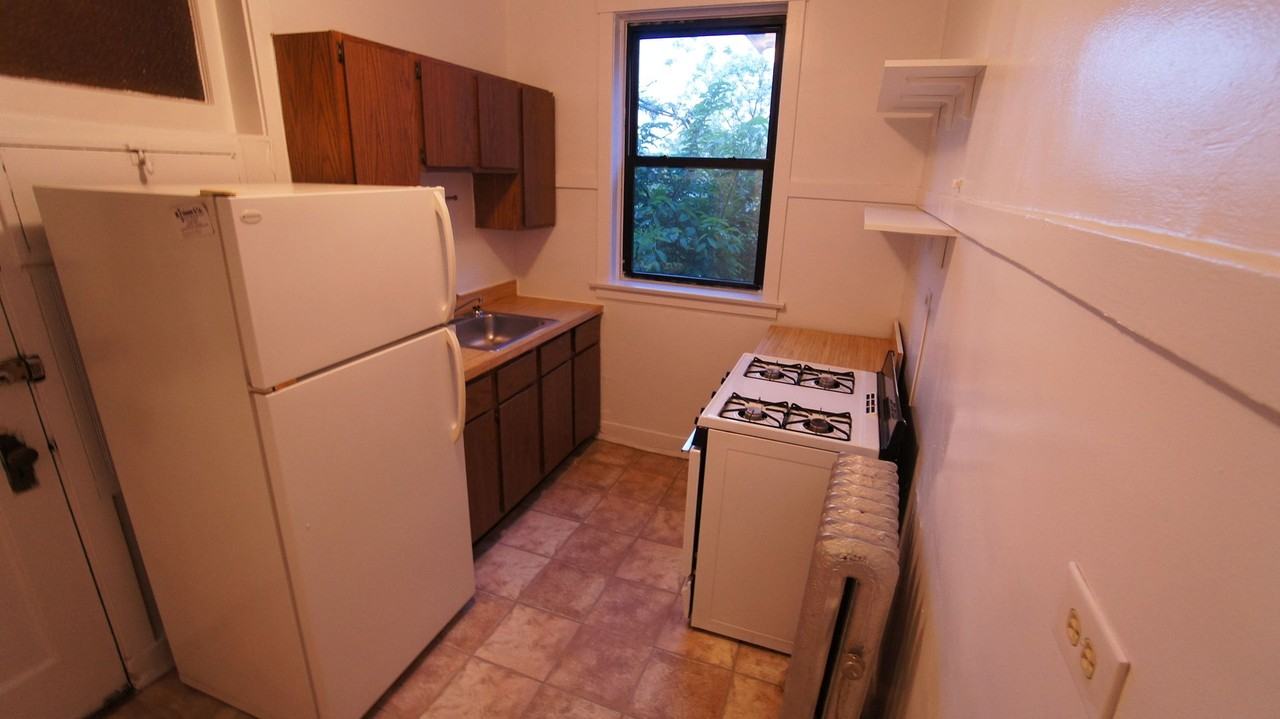 2418 Sawyer LLC - Photo 6 of 12