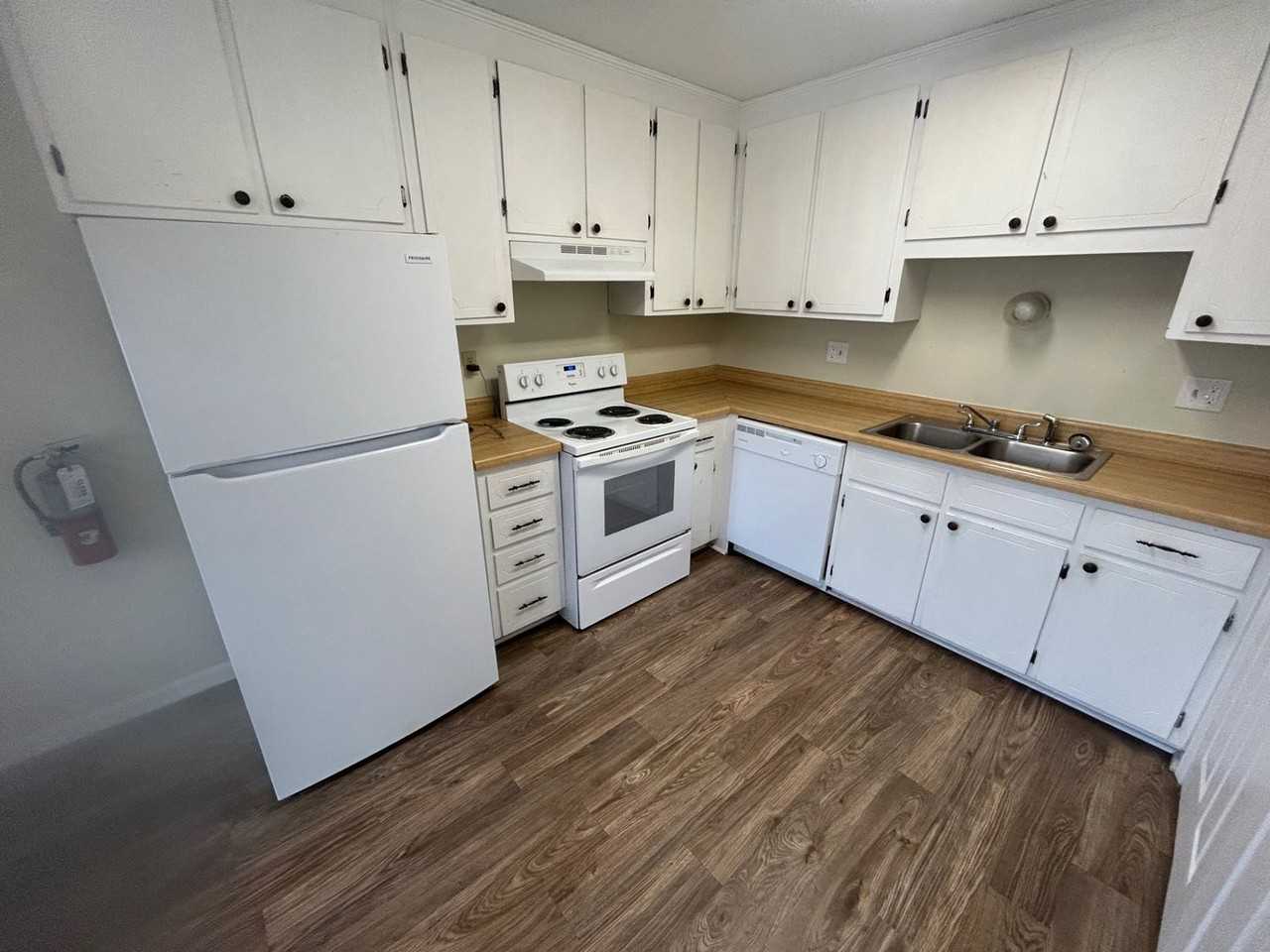 925 Glenn St - Photo 7 of 17