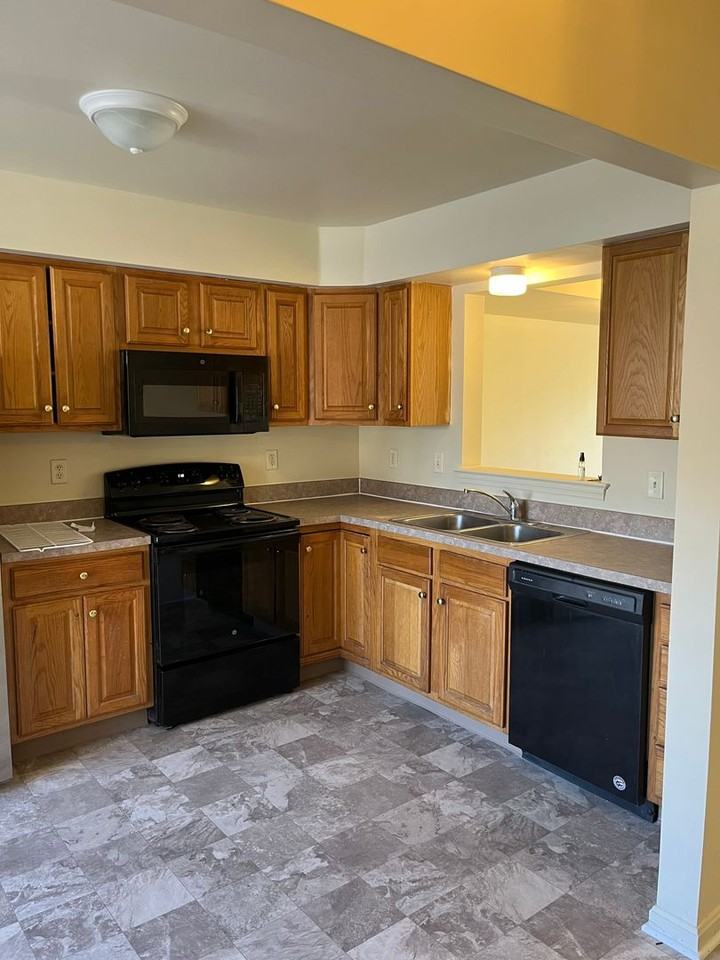 1845 Shady Oak Dr - Photo 2 of 20