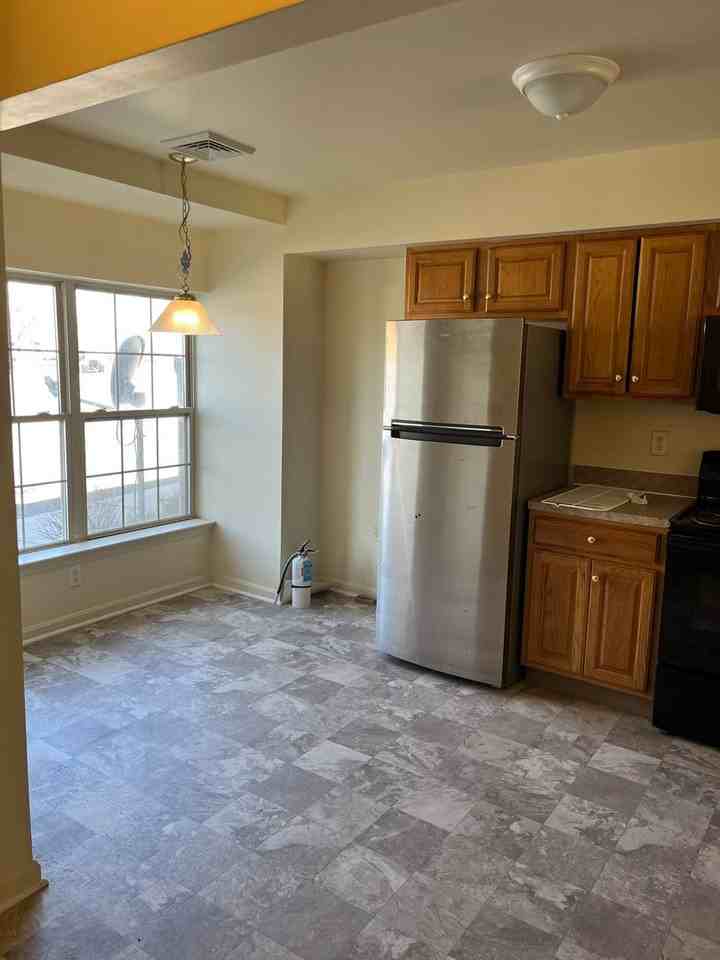 1845 Shady Oak Dr - Photo 3 of 20