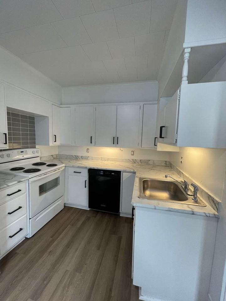 748 Stewart St - Photo 5 of 6