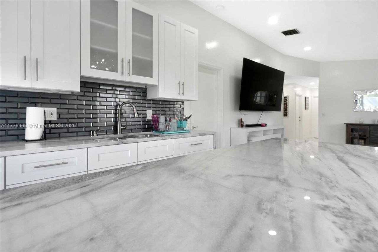 1751 Sw 112th Ter - Photo 3 of 15