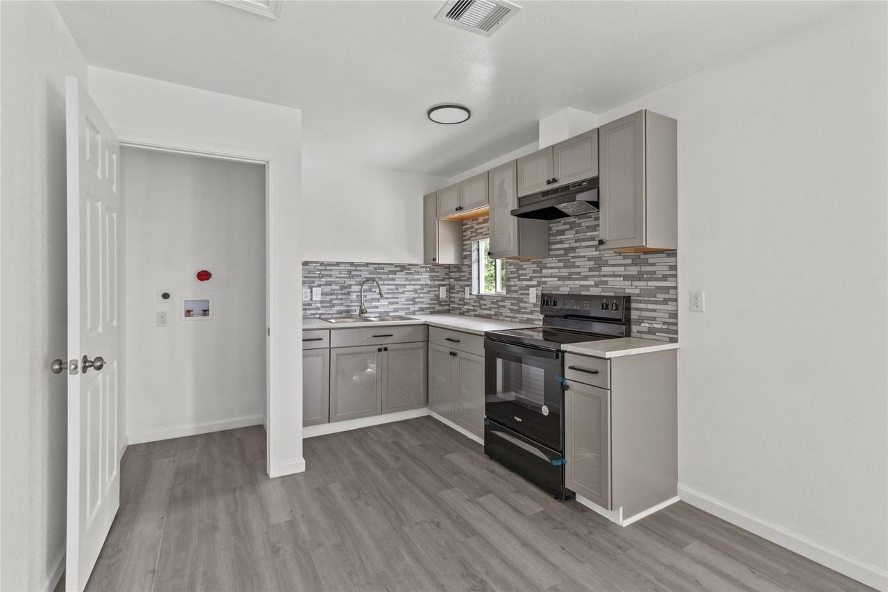 316 20th St - Photo 3 of 14