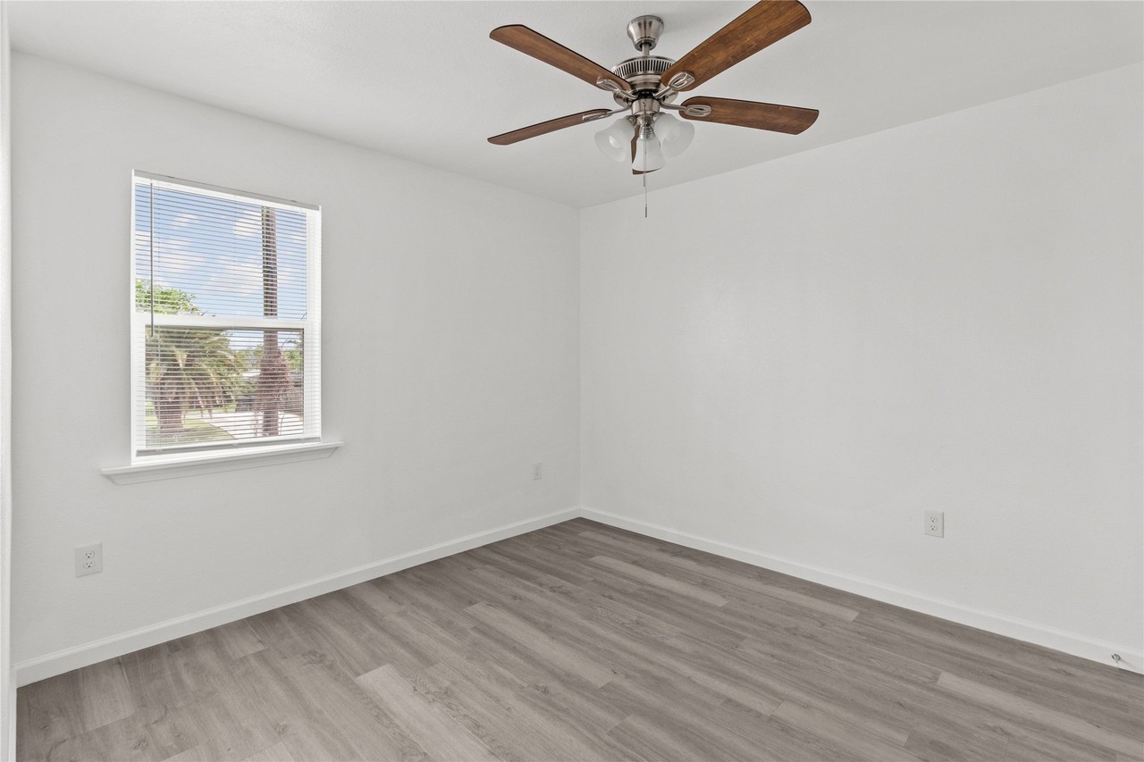 316 20th St - Photo 3 of 12