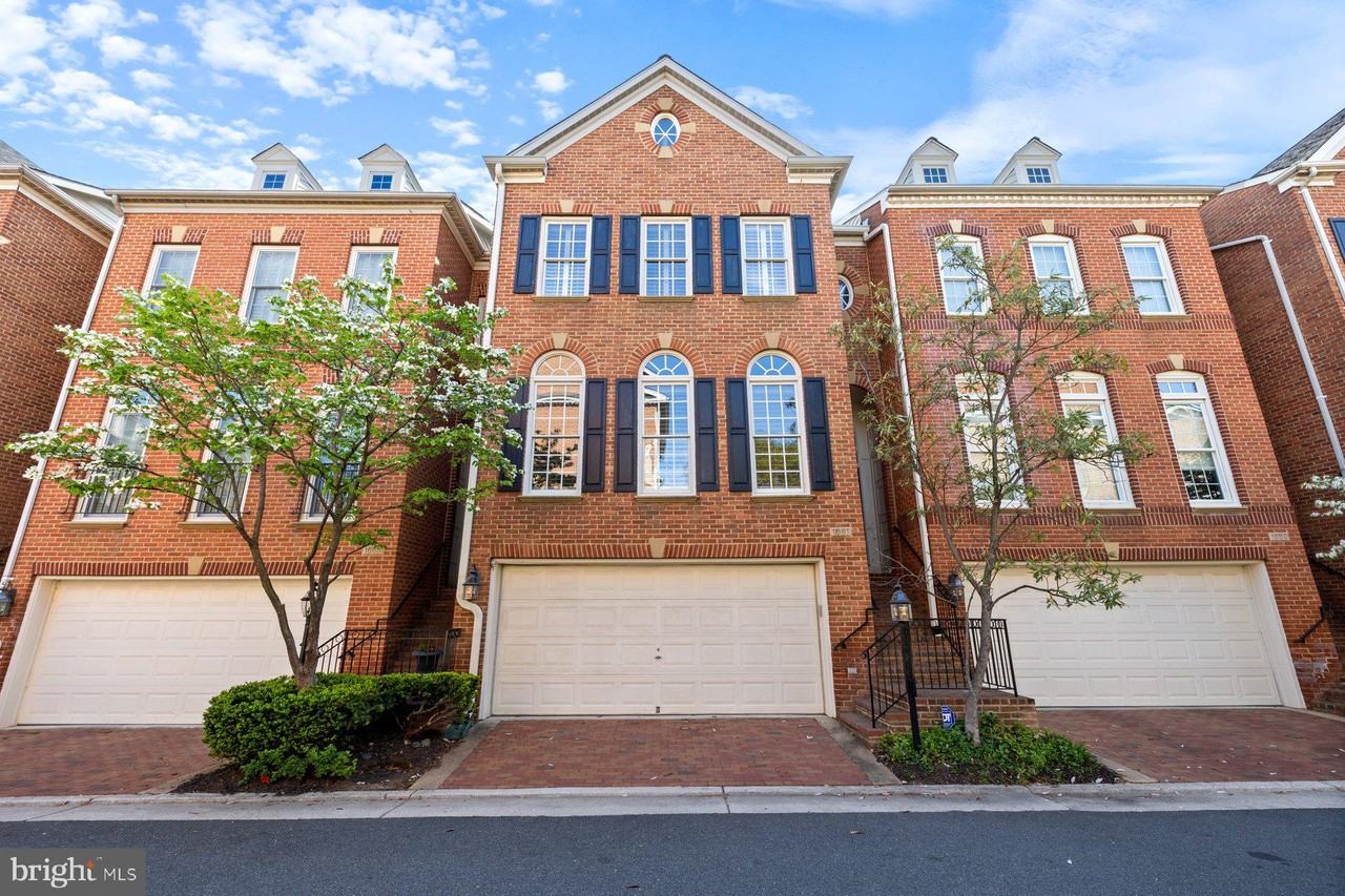 1661 Hunting Creek Dr - Photo 2 of 41