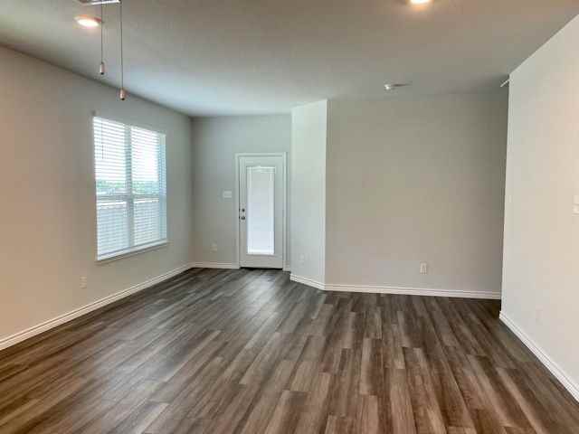 1312 Mcqueeny Dr - Photo 2 of 15