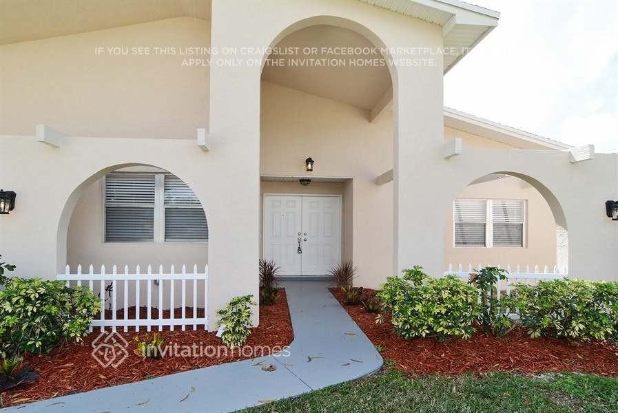 832 Se Thornhill Dr - Photo 2 of 17