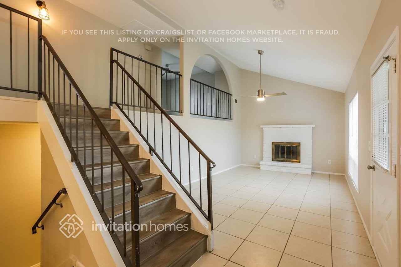 1712 W Bentrup Ct - Photo 2 of 15