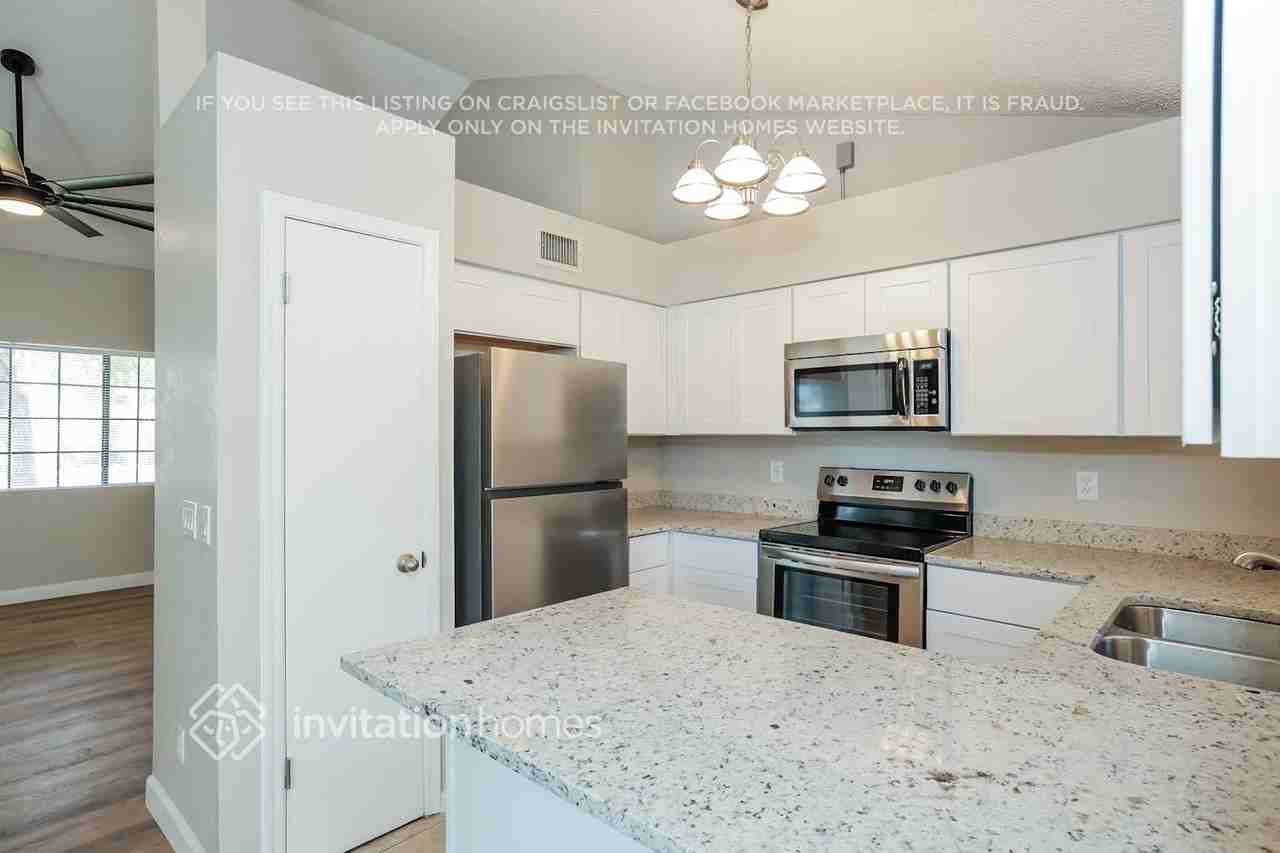 827 N Evergreen St - Photo 5 of 17