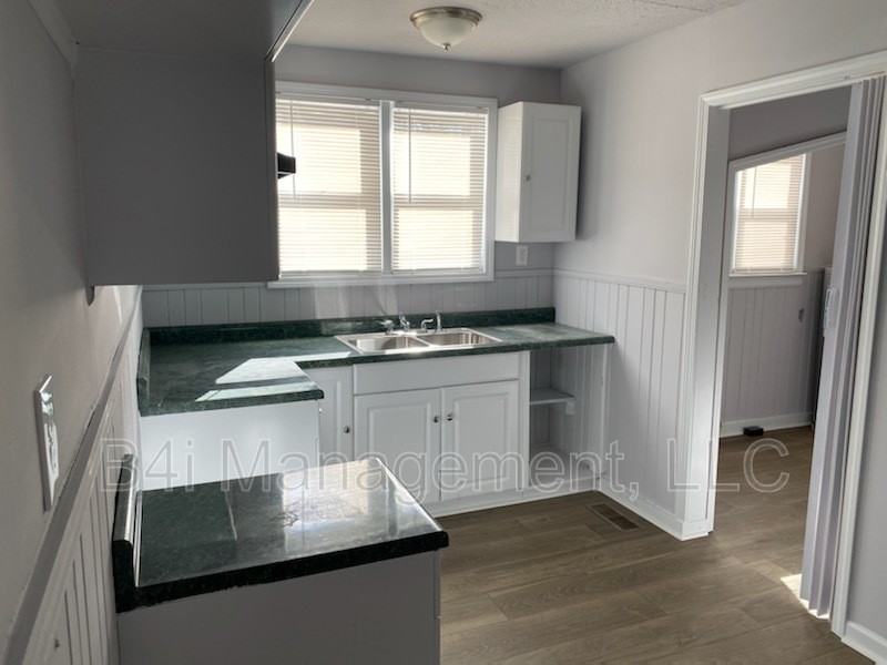 806 Houston St - Photo 2 of 23