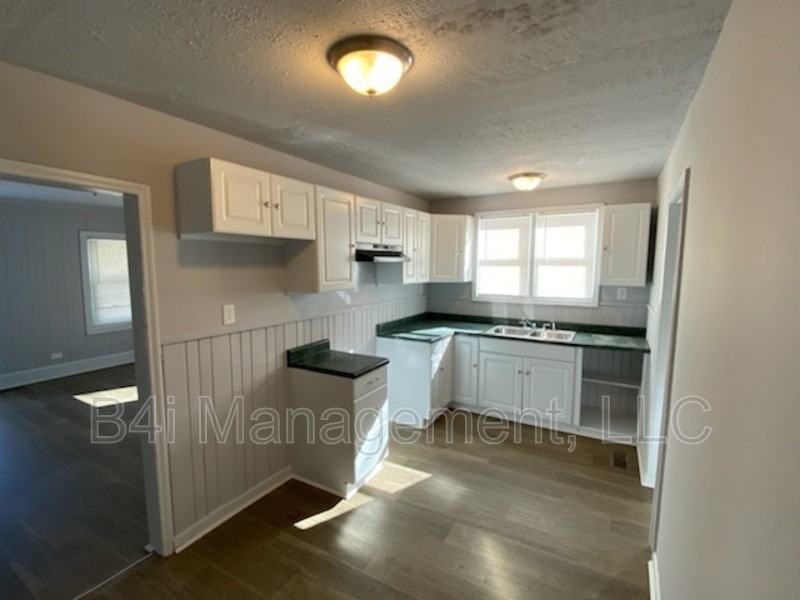 806 Houston St - Photo 3 of 23