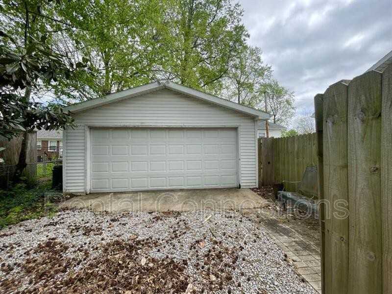 1002 E College St - Photo 2 of 29