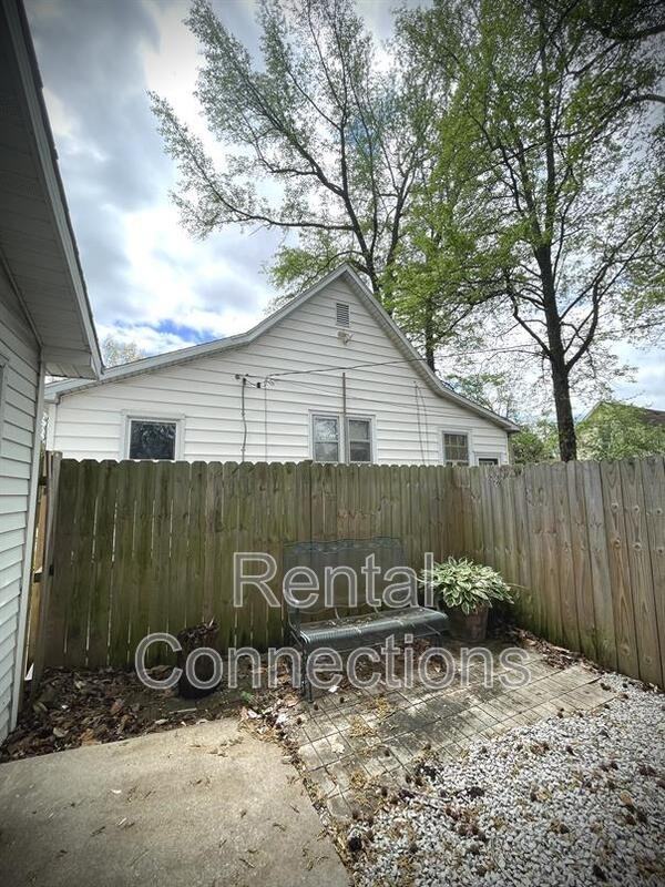 1002 E College St - Photo 3 of 29
