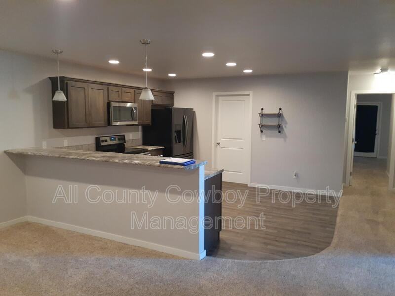 1166 Evans St - Photo 2 of 12