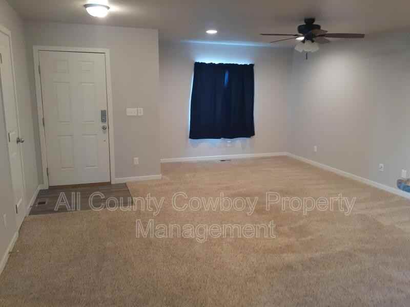 1166 Evans St - Photo 3 of 12