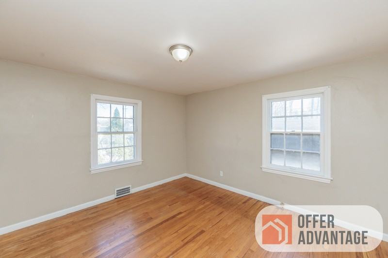 1469 Genesee Rd - Photo 5 of 10