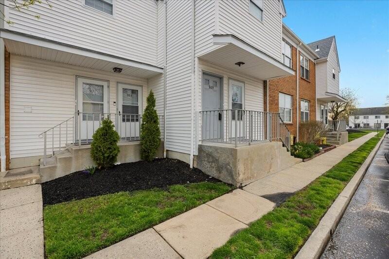 909 Woodchip Rd - Photo 3 of 27