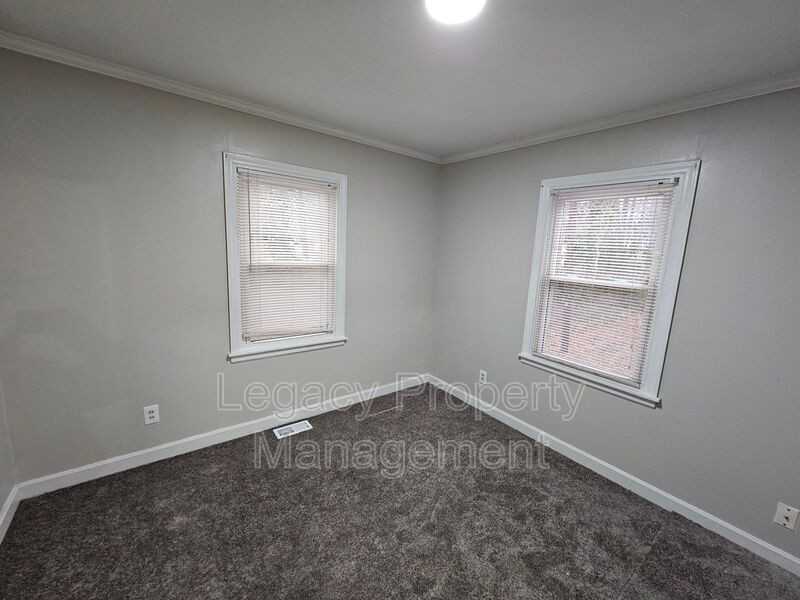 210 Ball Park Ave - Photo 3 of 10