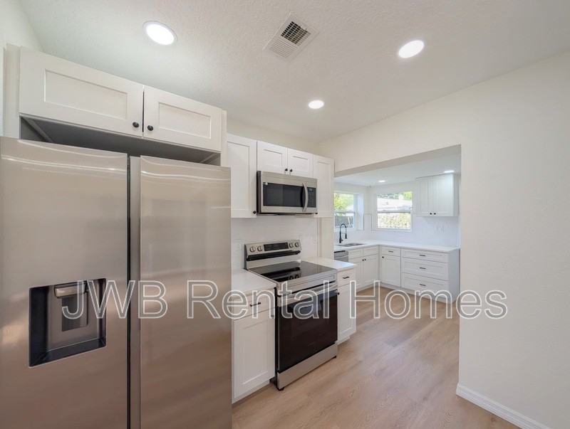 5316 Stetson Rd - Photo 4 of 16