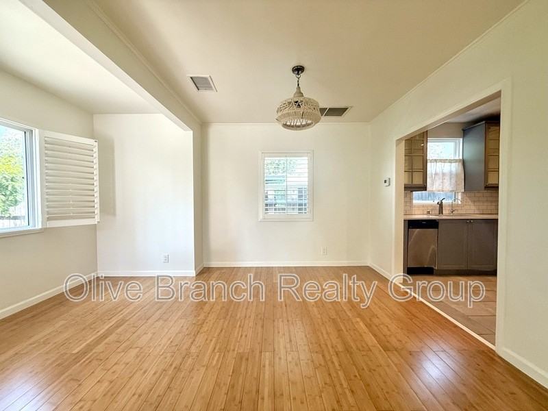 634 N Hill Ave - Photo 3 of 11