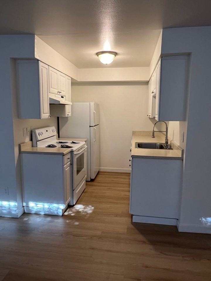 Jefferson Court - Photo 4 of 12