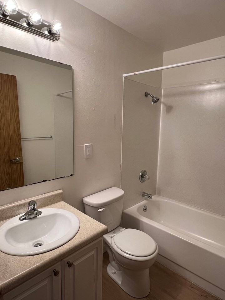 Jefferson Court - Photo 7 of 12