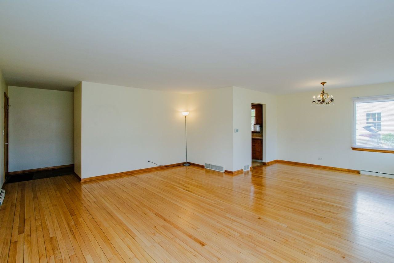 827 Diane Ln - Photo 3 of 32