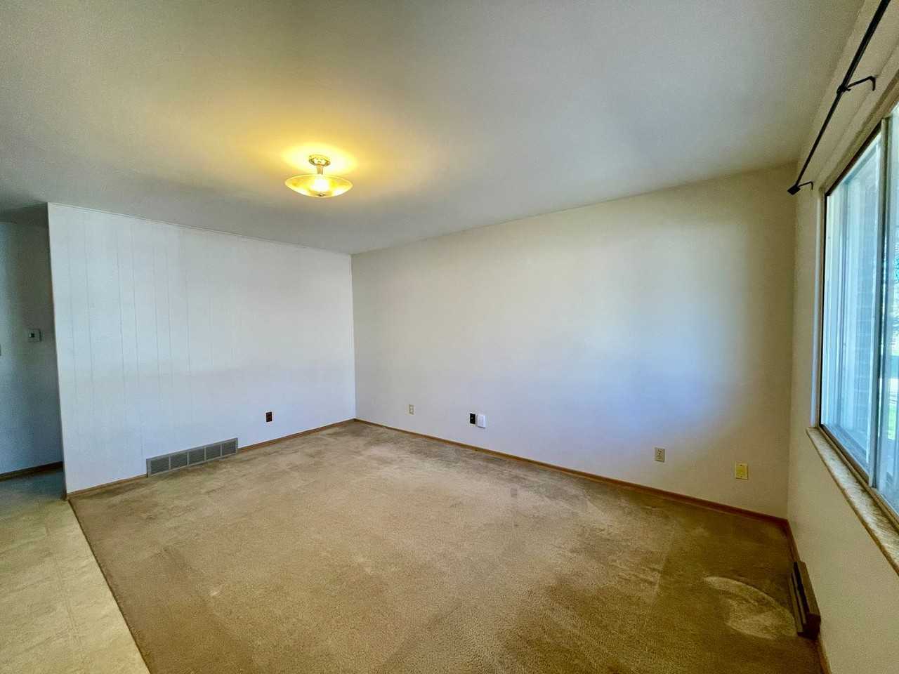 1112 Cypress Dr - Photo 2 of 10