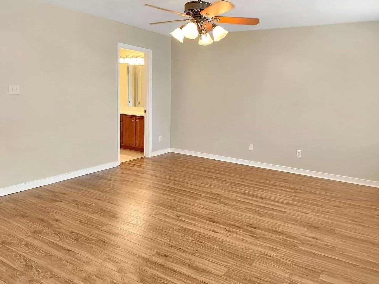 1305 Catherine St - Photo 4 of 7