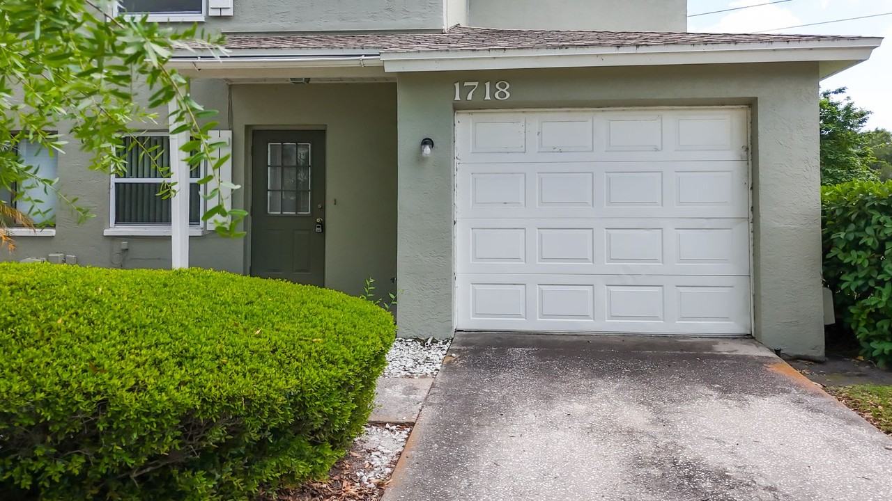 1718 Adams Cir S - Photo 3 of 36