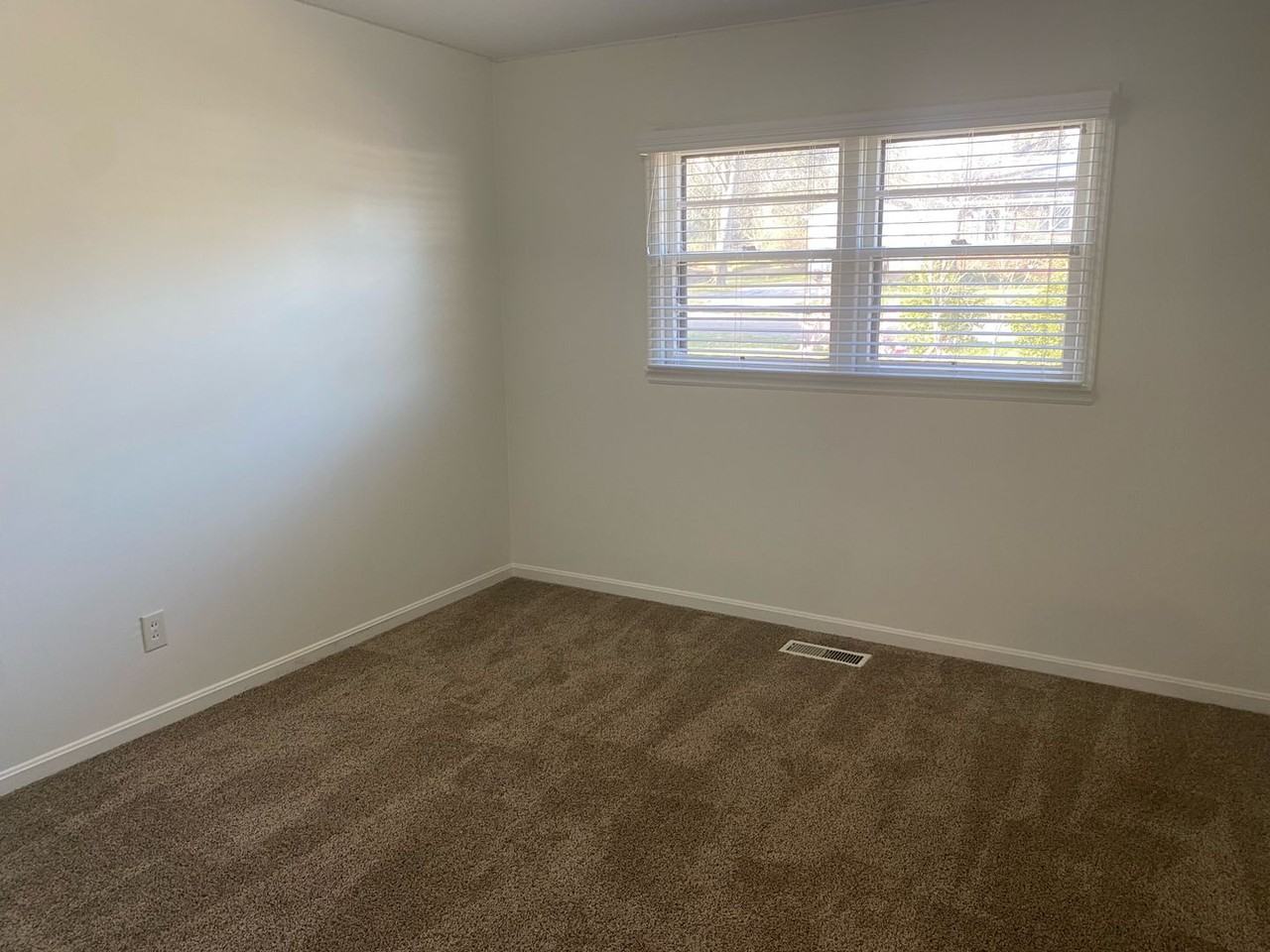 107 Tabor Ct - Photo 2 of 14