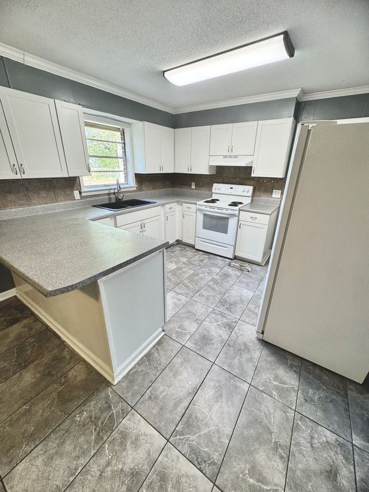 304 Azalea Dr - Photo 3 of 17