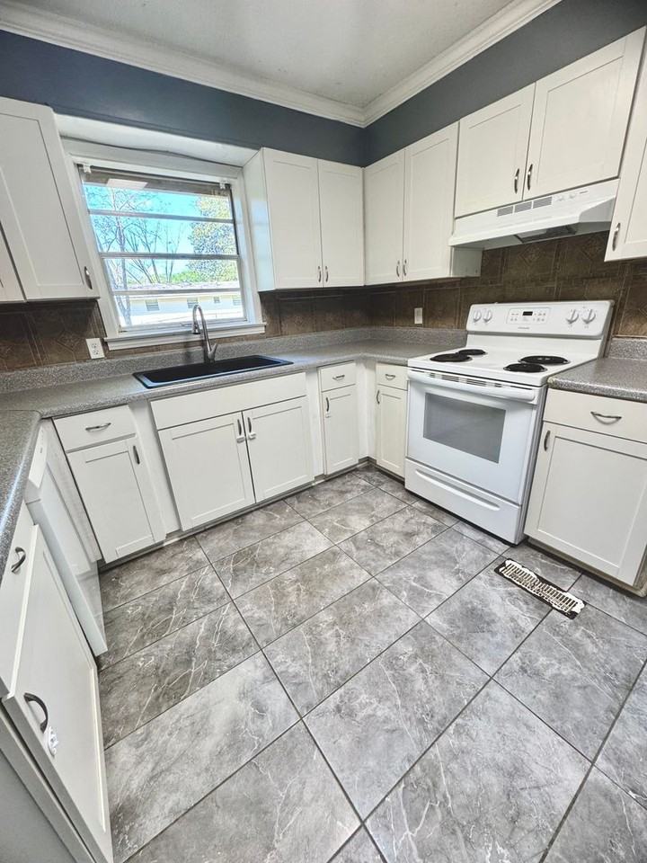 304 Azalea Dr - Photo 4 of 17