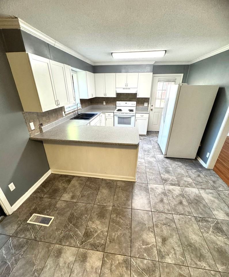 304 Azalea Dr - Photo 5 of 17