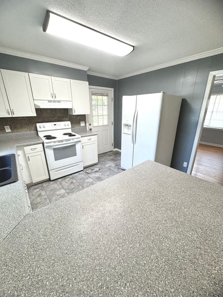 304 Azalea Dr - Photo 6 of 17