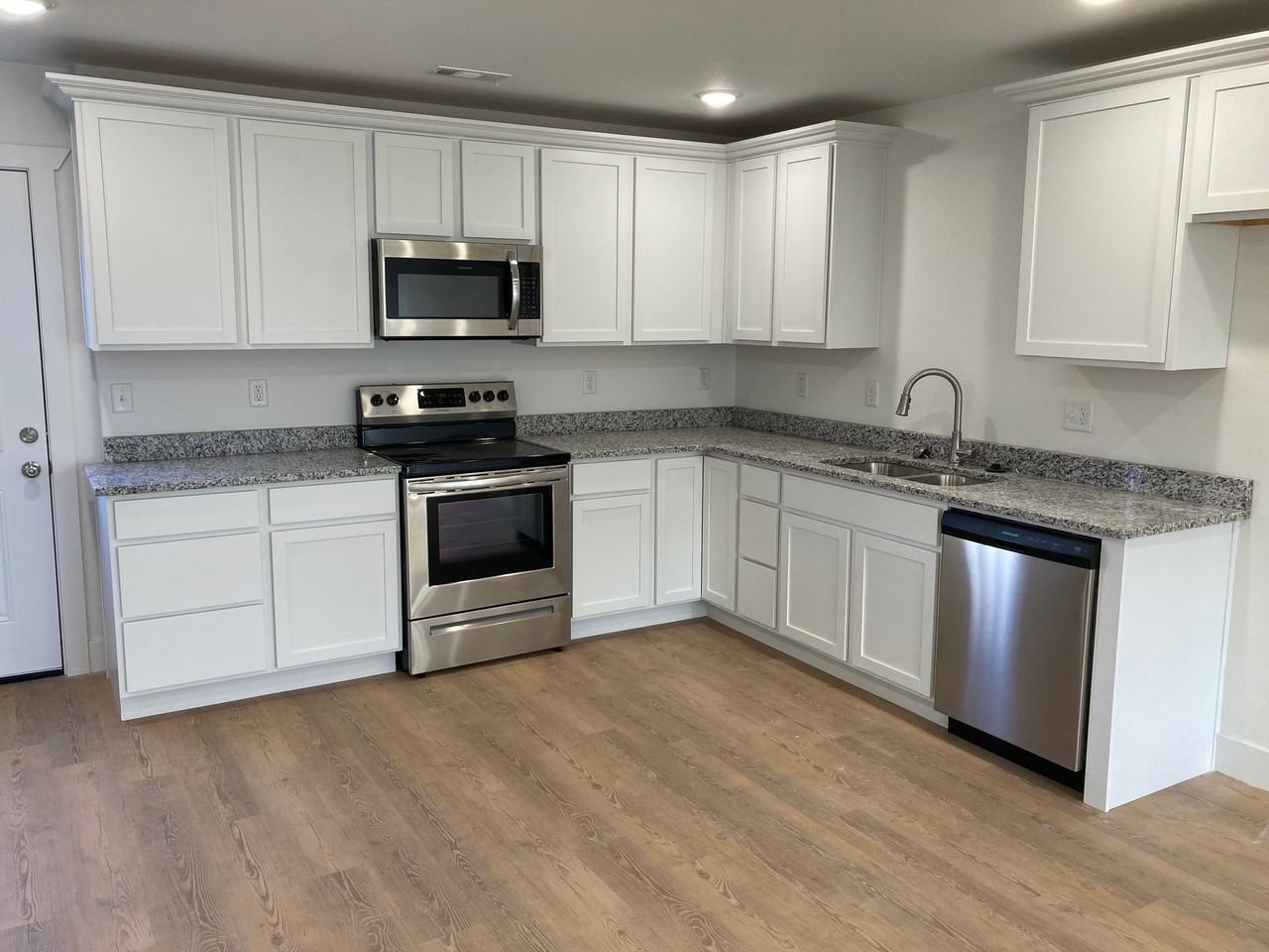 3 Bedroom, 2.5 Bath New Duplex! - Photo 2 of 20