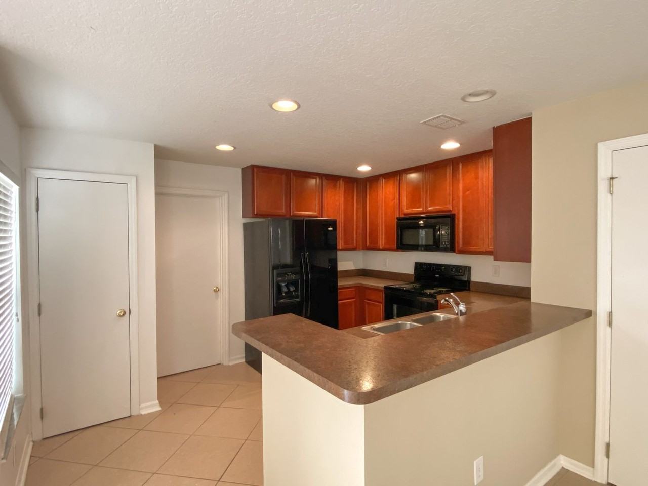 13871 Phoenix Dr - Photo 3 of 23