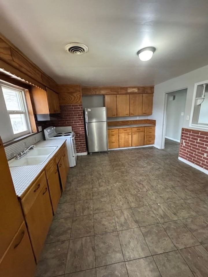 3001 Abbott St - Photo 3 of 7