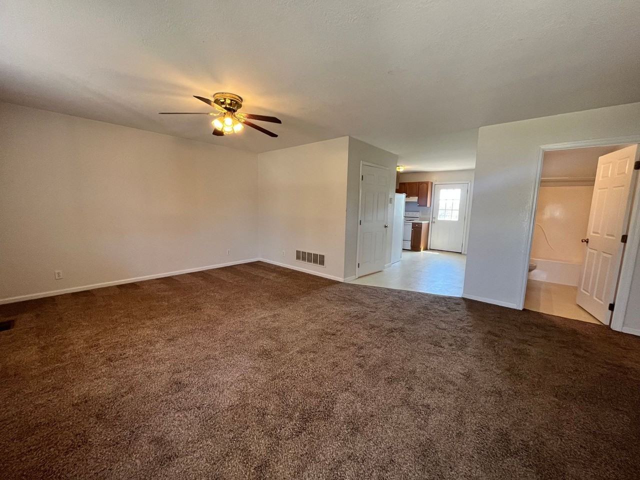 133 N Commercial St - Photo 2 of 11