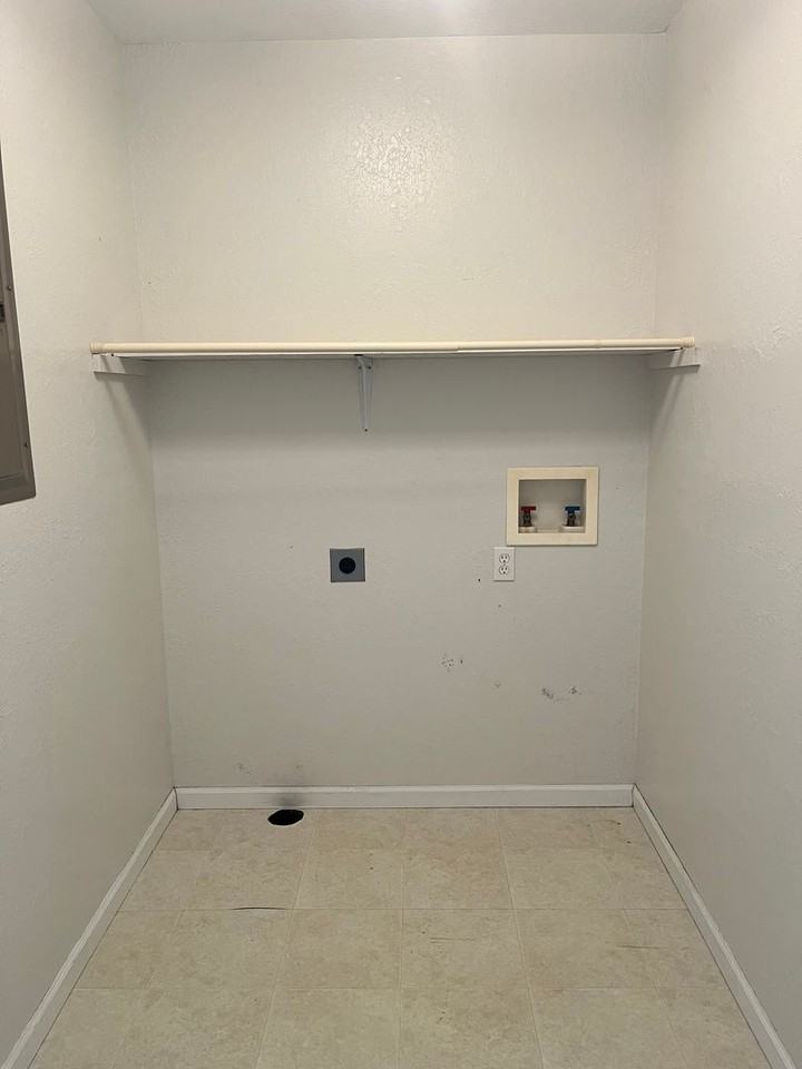 133 N Commercial St - Photo 4 of 12