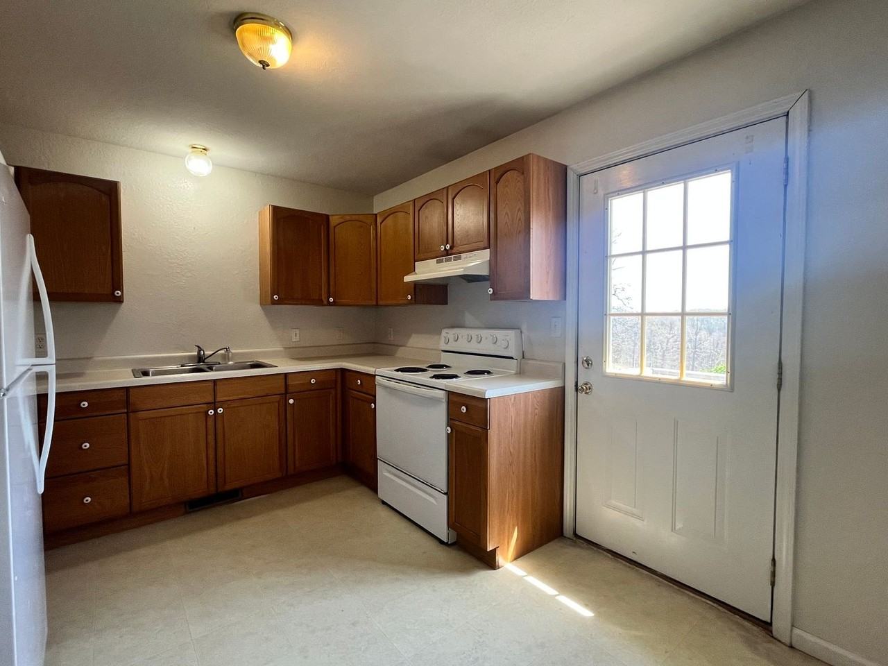 133 N Commercial St - Photo 6 of 12