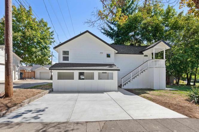 208 10TH ST UNIT B - Photo 2 of 26