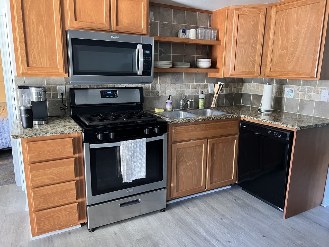 208 10TH ST UNIT B - Photo 3 of 26