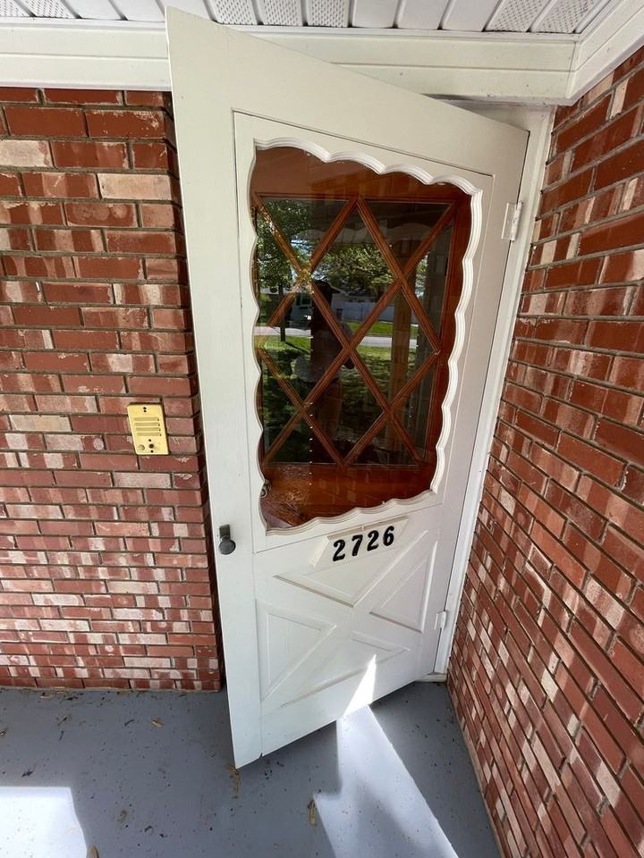 2726 S Edgewater Dr - Photo 2 of 33