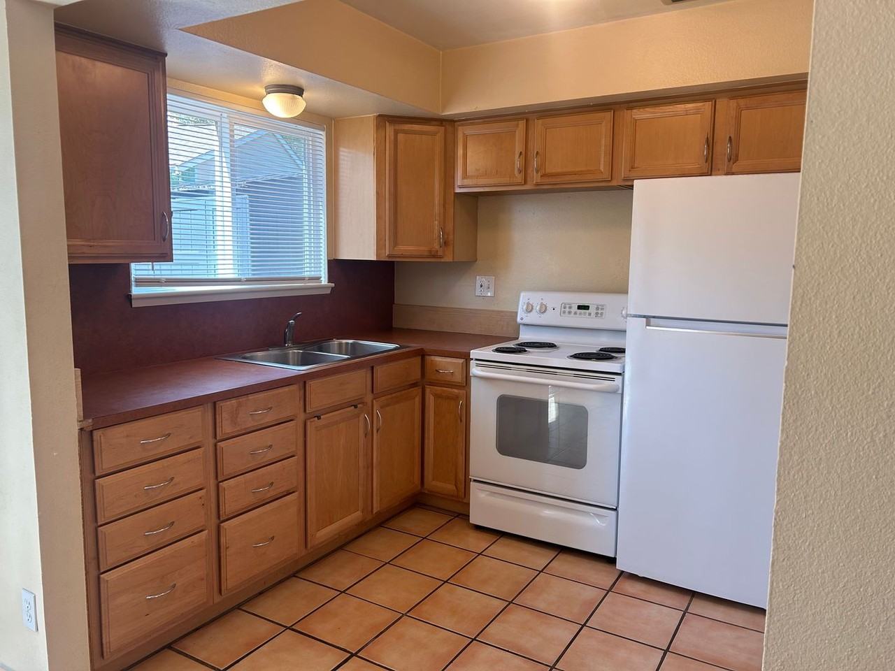 3449 Redwood Ave - Photo 4 of 17