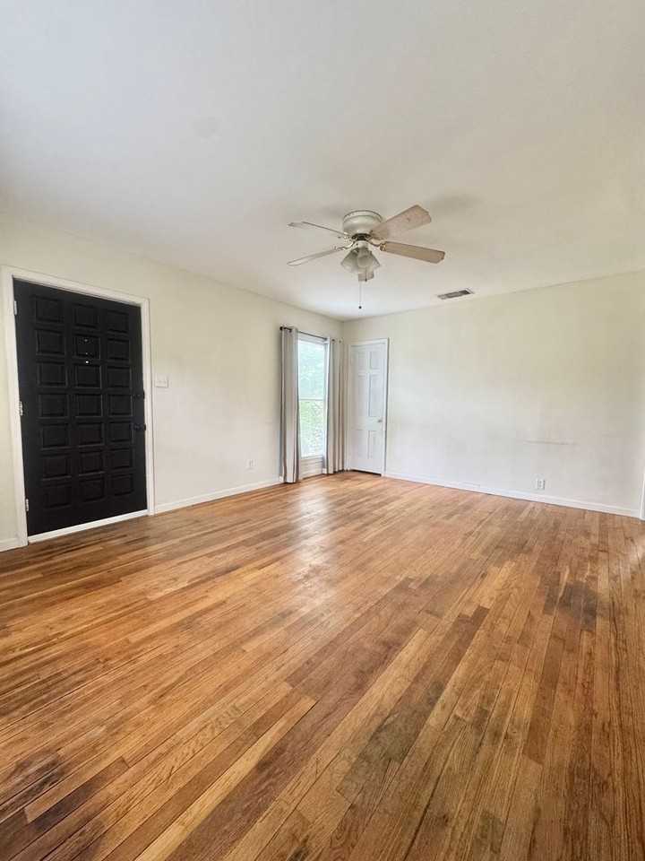 421 S Van Buren St - Photo 4 of 15