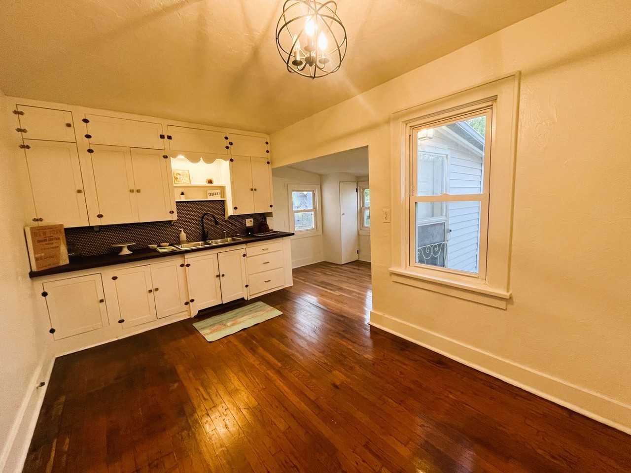 1421 Ne 10th St - Photo 3 of 17