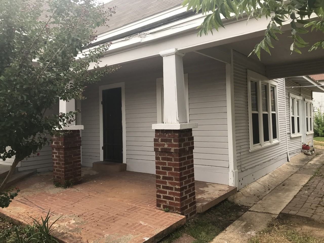 207 N Ferry St - Photo 2 of 20
