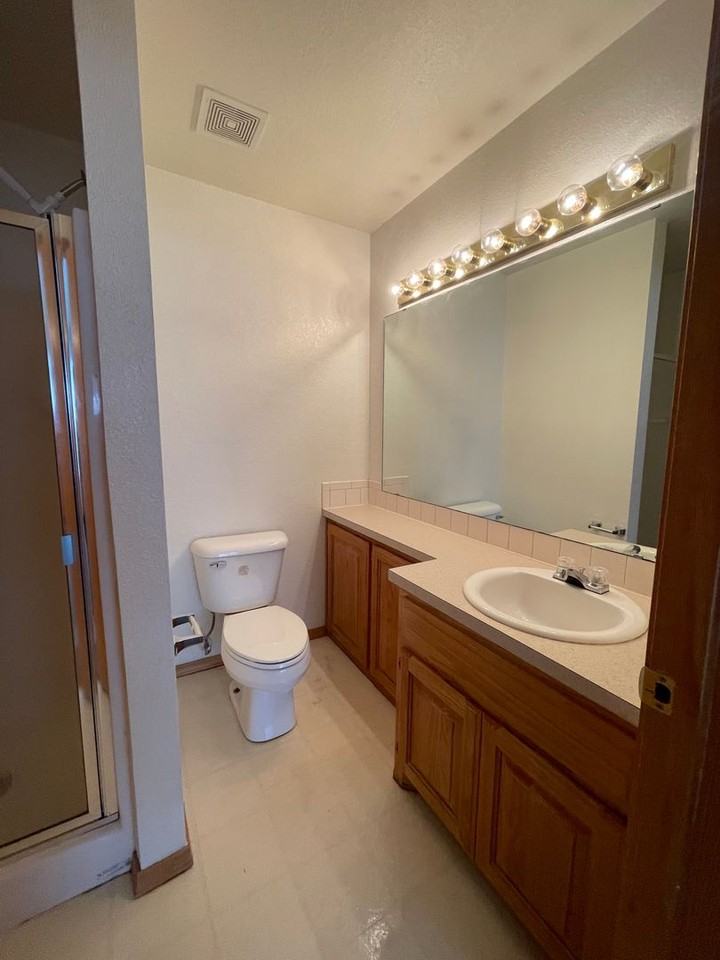 917 E Delaware Ave - Photo 5 of 13